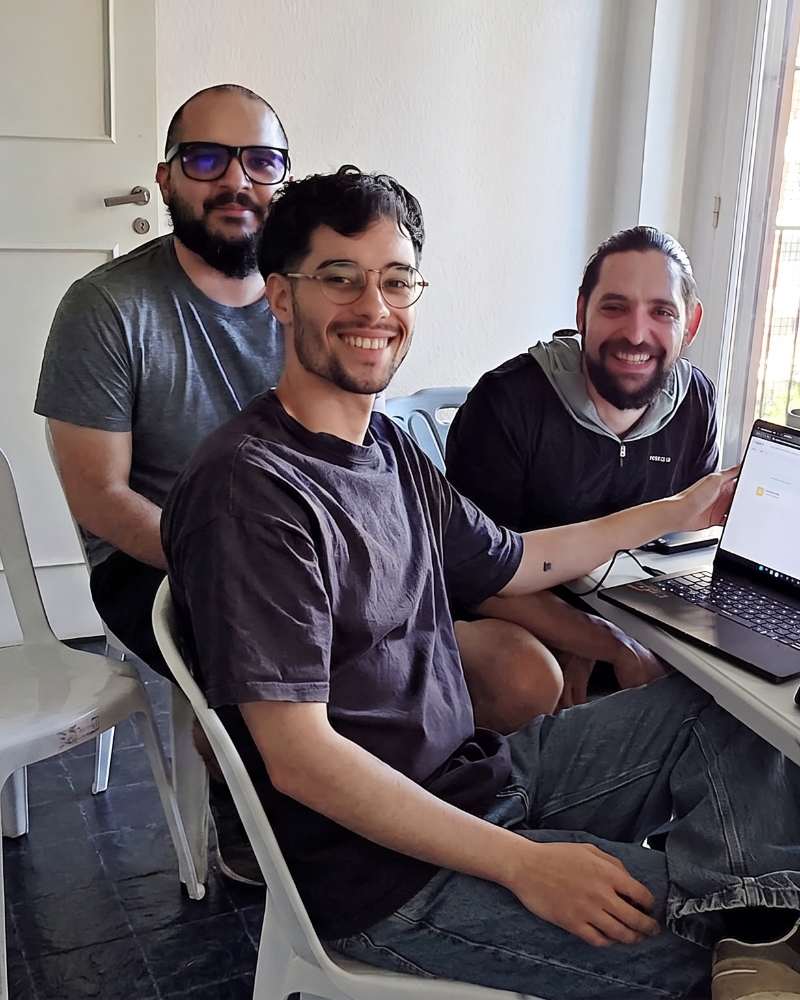 Los fundadores de Teselly trabajando juntos